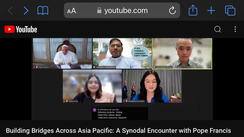 Tangara Alumnae Elizabeth Fernandez and Rachel Vala Meet Pope Francis